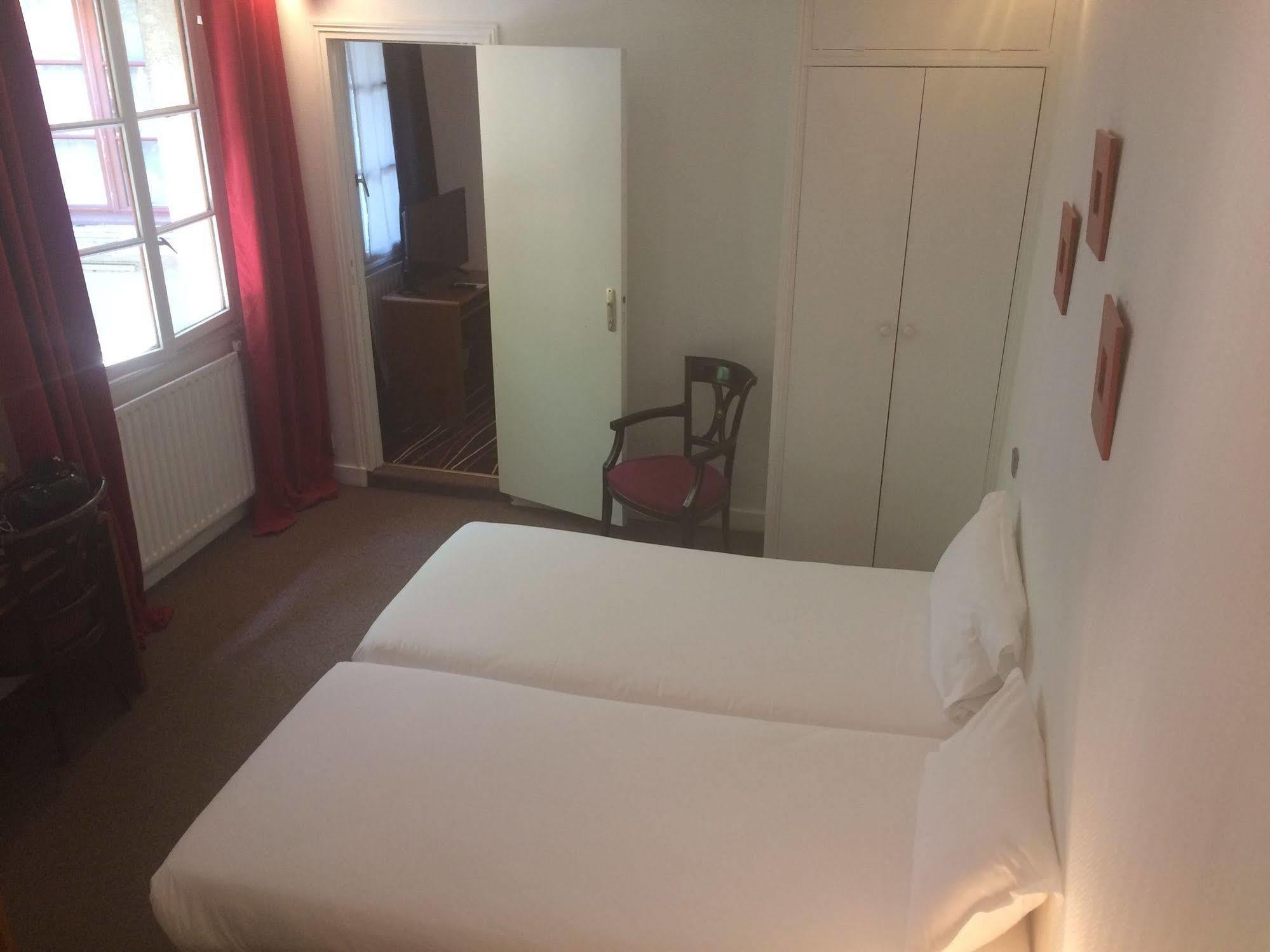 Wallace Paris, A Member Of Design