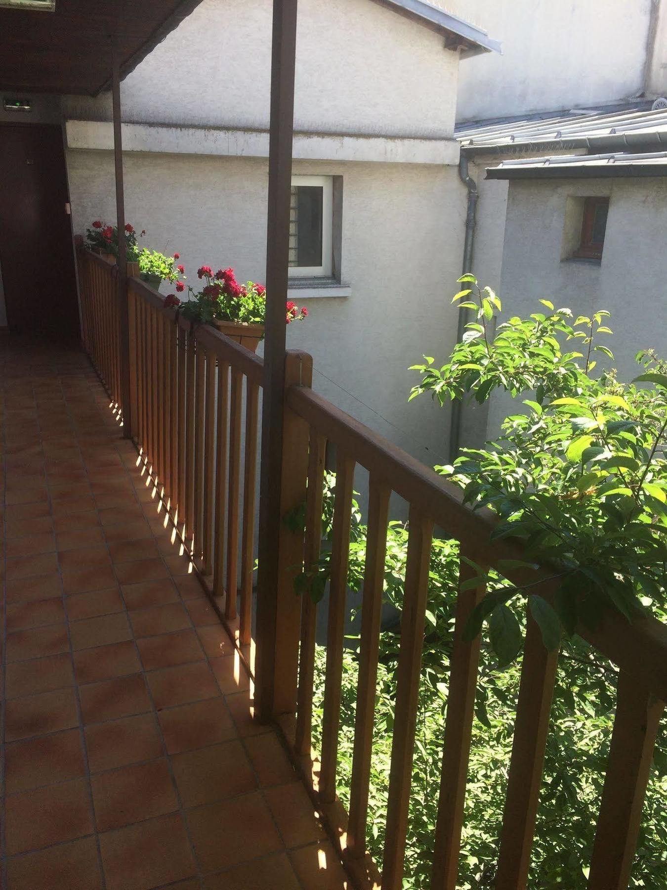 Wallace Paris, A Member Of Design